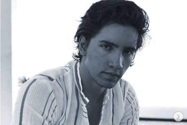 Nieto de Vicente Fernández firma contrato artístico