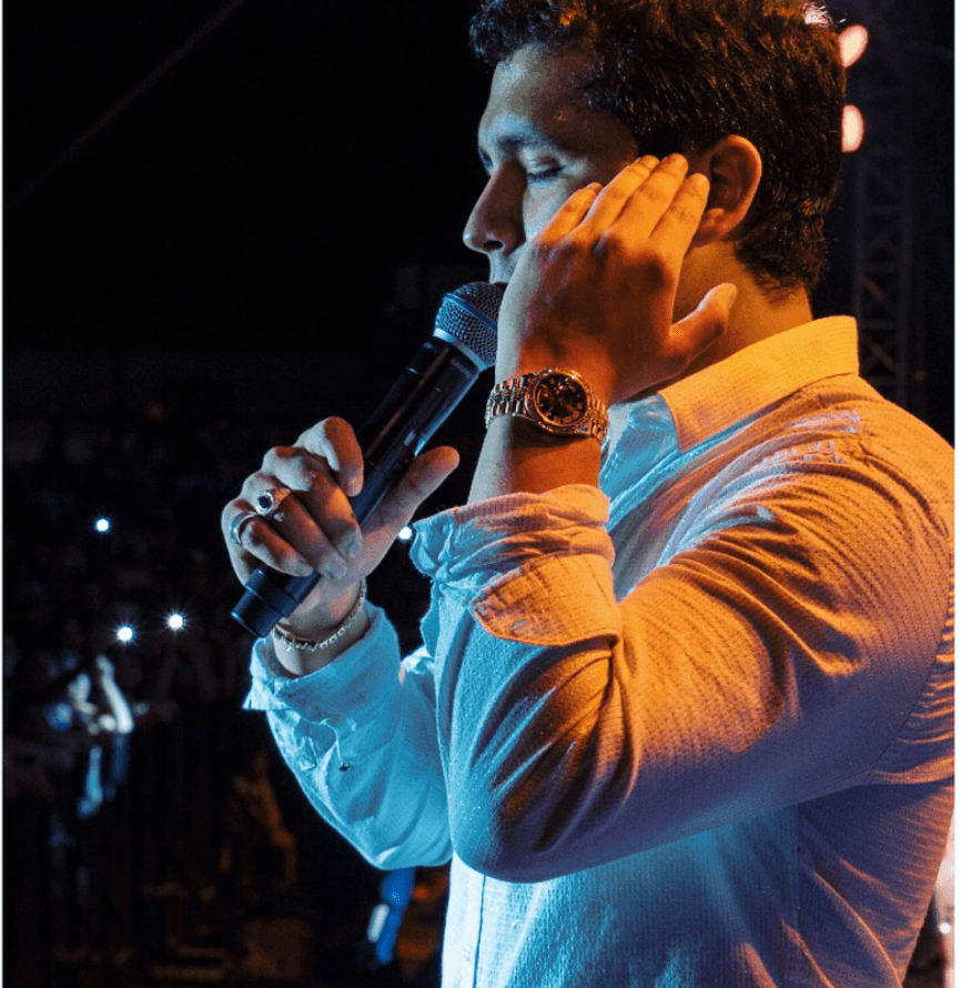 Christian Nodal empieza con el pie derecho el 2018