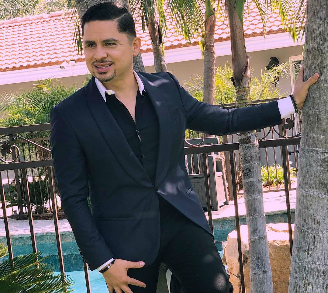 Larry Hernández regresa más sonriente que nunca