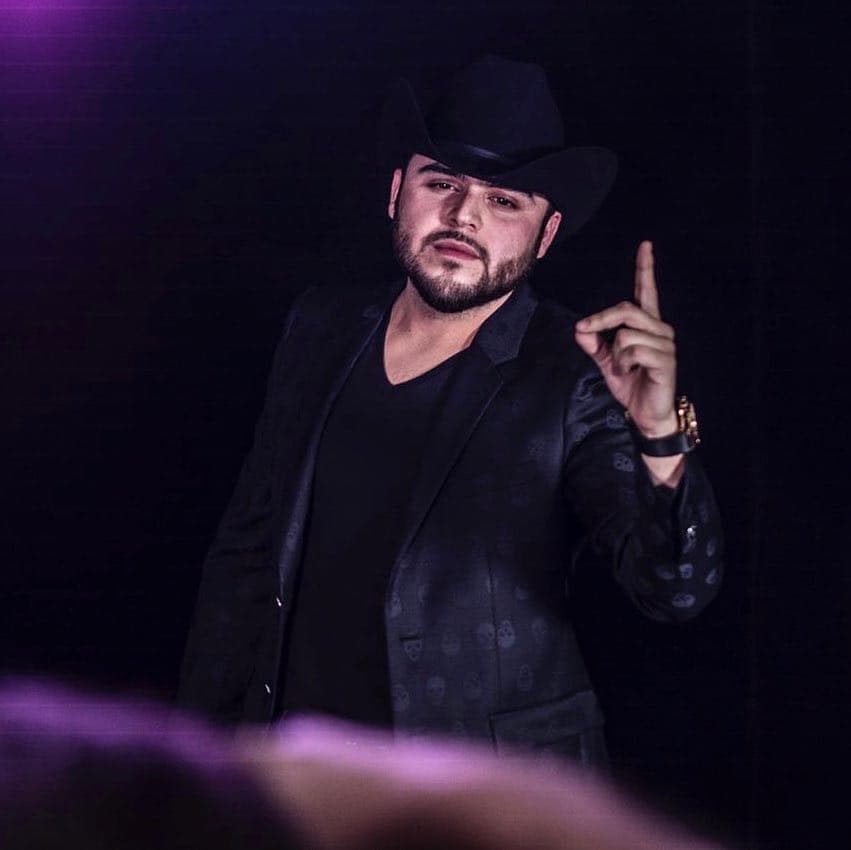 Gerardo Ortiz quiere con la modelo Brenda Zambrano