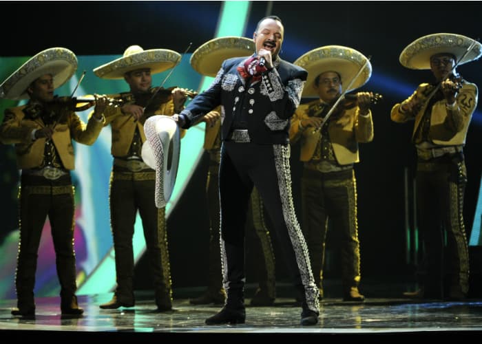 Pepe Aguilar hace del 'Jaripeo sin fronteras' una leyenda