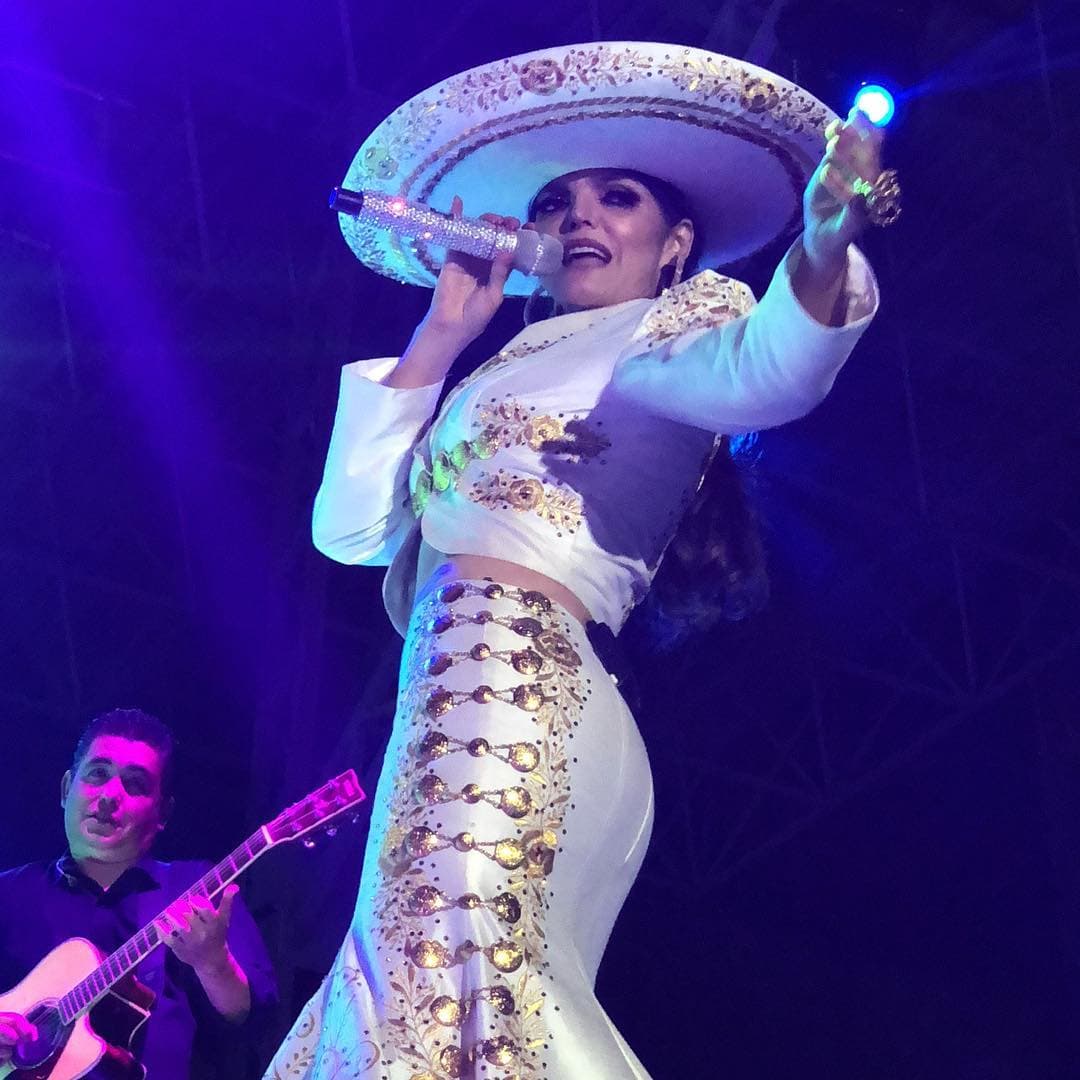 Ana Bárbara se avienta palomazos con sus amigos