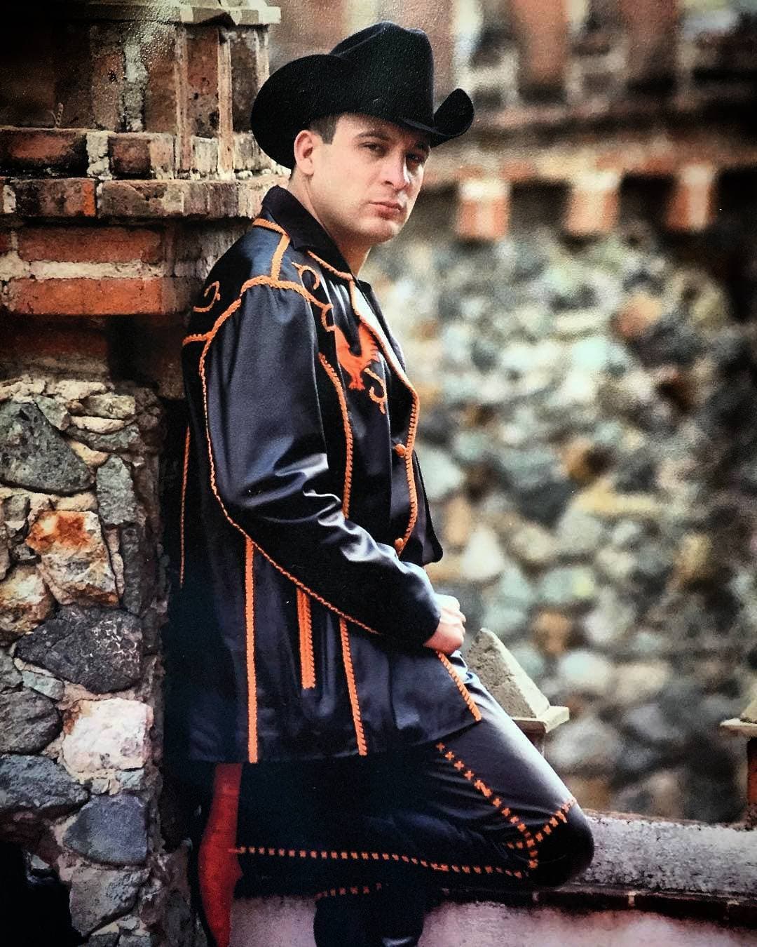 Valentín Elizalde. Su música sigue sonando y es tomada como una religión para sus fans. Se tienen contempladas dos series sobre su vida. El "Gallo de Oro" fue ejecutado al término de una presentación en la Expo Feria de Reynosa, el 25 de noviembre de 2006.