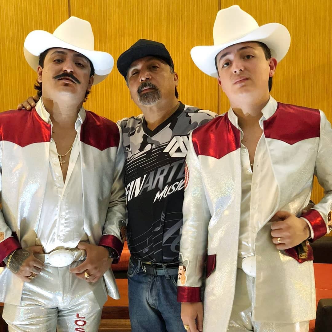 Poncho e Imanol Quezada, de Los Dos Carnales, junto a su padre, Alfonso Quezada.