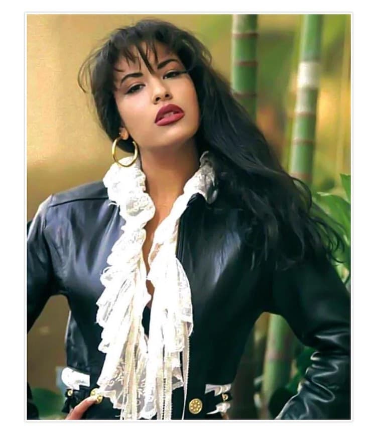 Selena. Series, discos homenajes y líneas de belleza mantienen a la "Reina del Tex Mex" vigente en la música mexicana. La popular cantante texana perdió la vida el 31 de marzo de 1995.
