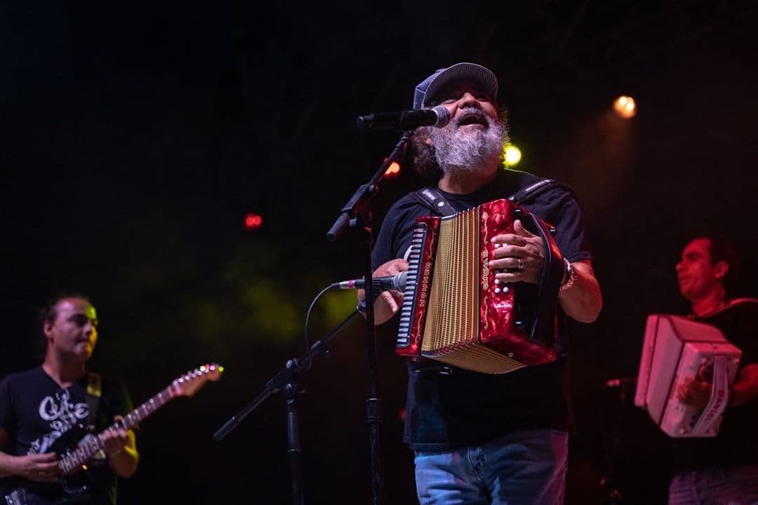 Celso Piña. Su fama lo convirtió en una especie de "rockstar de la cumbia" y a sus acordes cayeron rendidos todos... hasta el mismísimo Nobel de Literatura, Gabriel García Márquez. Con más de 20 materiales discográficos en su carrera, Celso falleció a los 66 años tras un episodio cardiaco, en Monterrey, Nuevo León.