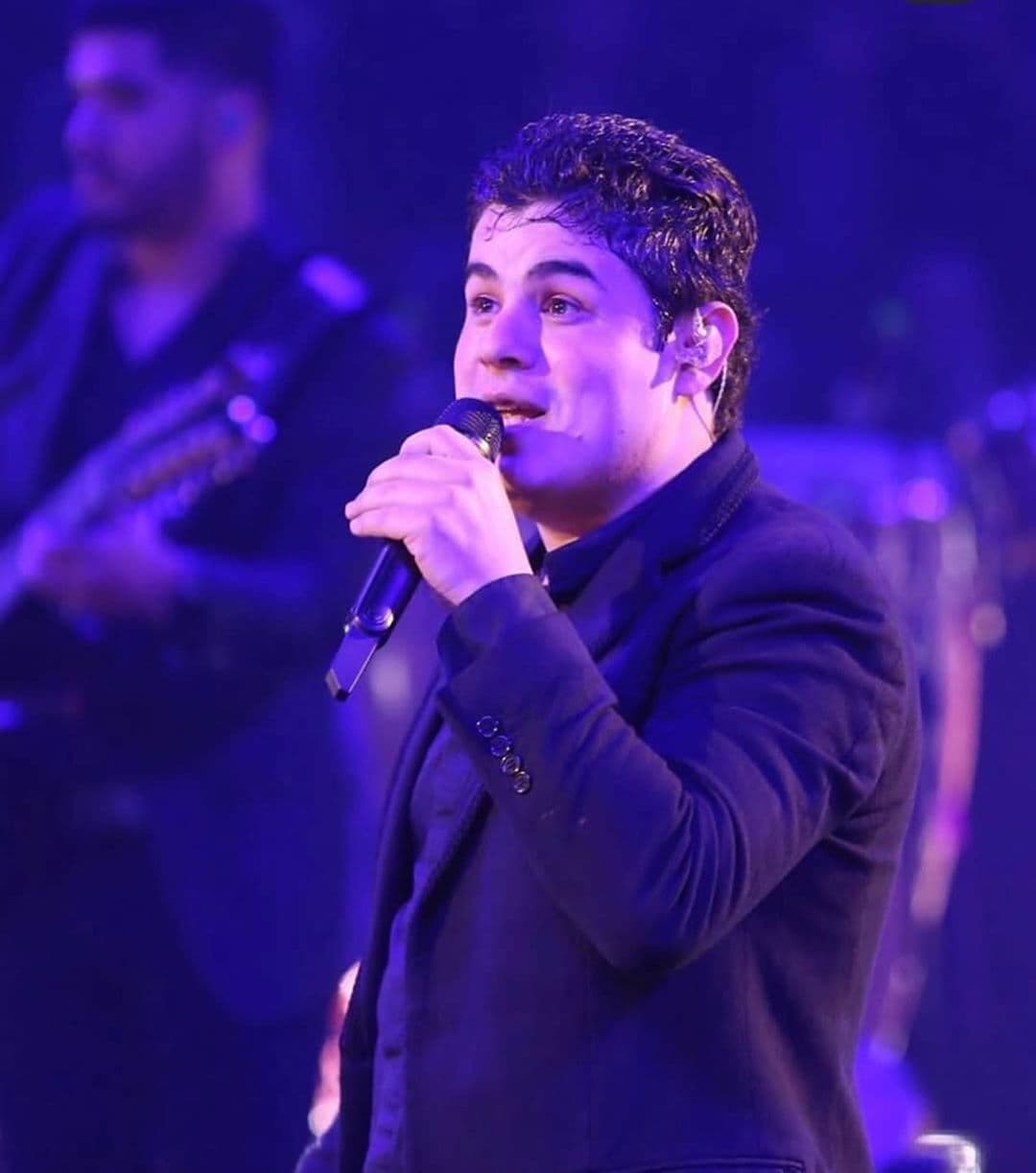 Actualmente, el sonorense promueve su más reciente tema "Volverá".