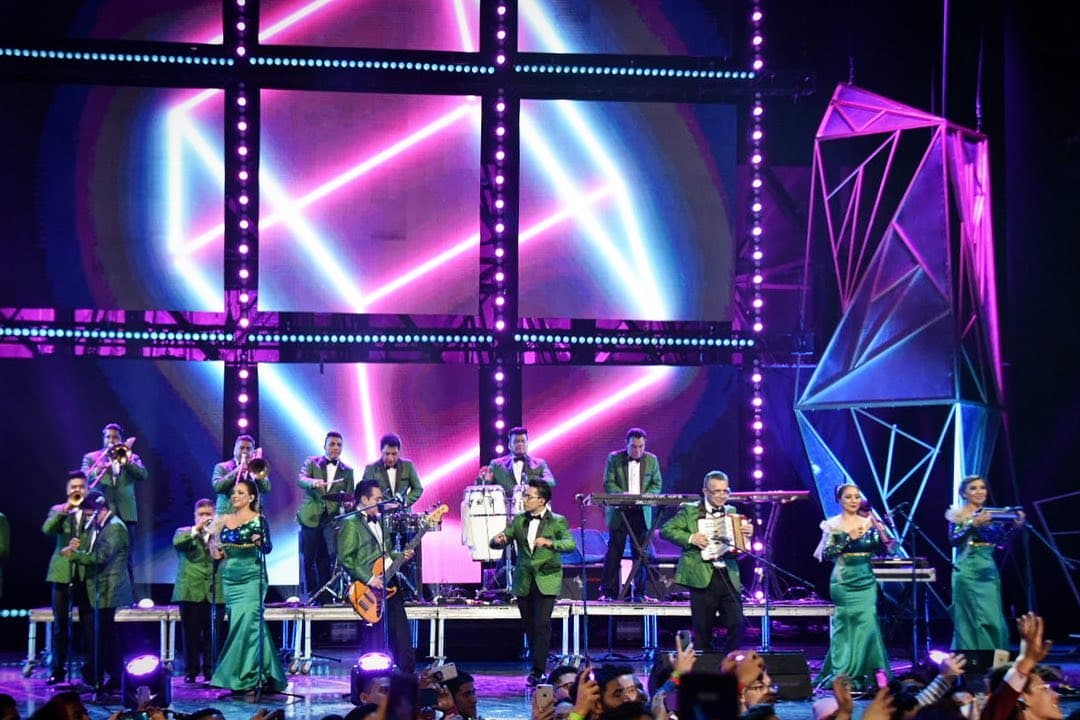 En 2013, Los Ángeles Azules pusieron a bailar y a cantar al Vive con sus éxitos de cumbia como "Entrega de Amor", "17 Años" y "Cómo Te Voy A Olvidar".