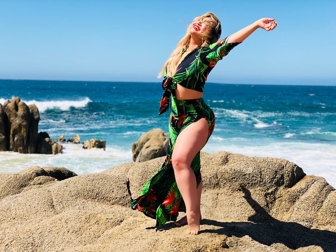 Chiquis Rivera causa revuelo con desnudos y atrevidos trajes de baño