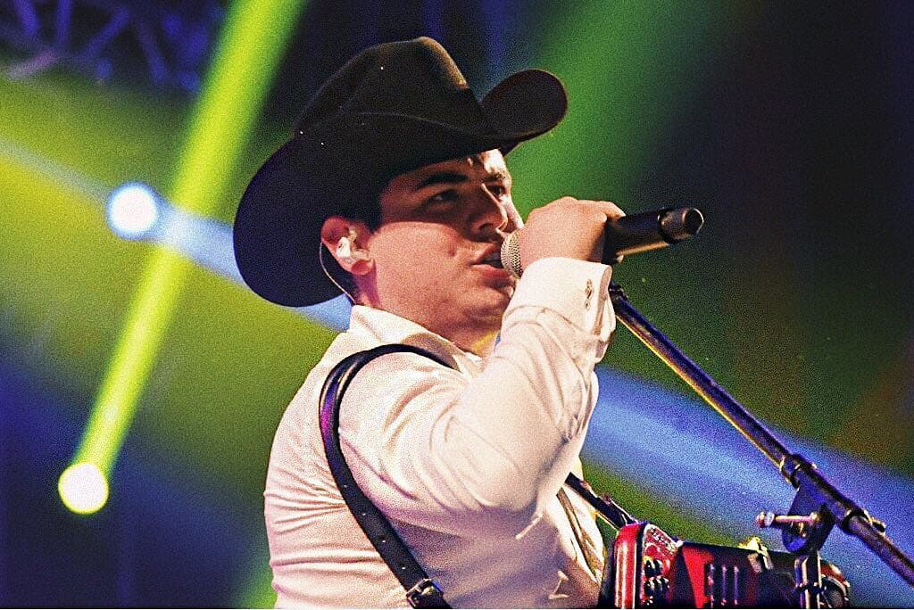 Alfredo Olivas. El músico llega a los Premios Bandamax con la convicción de llevarse los galardones a Canción del Año por "Antecedentes de Culpa", Disco del Año por "La Rueda de la Fortuna" y Solista Masculino del Año.