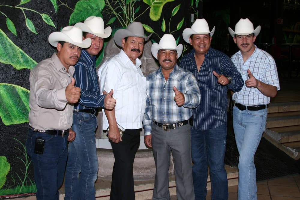 El disco titulado “Compraron Una Cantina”, marcaría el inicio de una nueva etapa en el grupo norteño, rápidamente se colocó en los primeros lugares de popularidad, todo esto, aún bajo el liderazgo de Don Chayo.