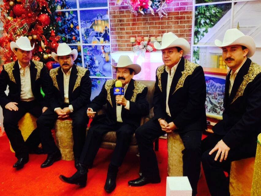 En 1990, con su producción “Y Qué Más Da, de Los Cardenales de Nuevo León” continuaron con su camino ascendente dentro de la industria musical.