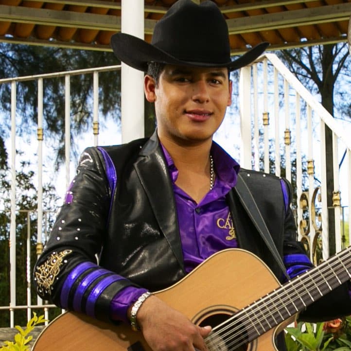 Ariel Camacho. Los Plebes del Rancho han proseguido con la obra musical que dejó su fundador. Su más reciente disco "Nació Pa' Leyenda" es prueba de ello. Sus hits no desaparecen del gusto e inspiran a las nuevas generaciones en la música. El llamado "Rey de Corazones" murió en un accidente automovilístico el 24 de febrero de 2015.