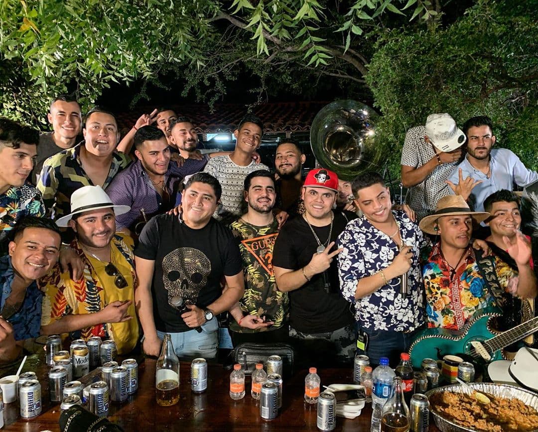 A unas horas de su estreno, el video de "Mi Pretexto De Borracho" ya suma más de 200 mil reproducciones en YouTube.