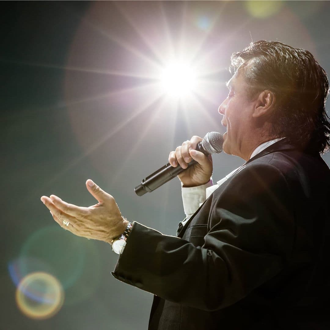 Juan Gabriel. A cuatro años de su partida física, el legado de "El Divo de Juárez" está vivo en el gusto de los amantes de la música, ya sea regional mexicana o no. A la fecha es considerado uno de los más grandes cantautores y sus canciones no pueden faltar en ninguna biblioteca musical. Alberto Aguilera Valadez, nombre real del compositor, murió el 28 de agosto de 2016, en Santa Mónica, California, víctima de un infarto.