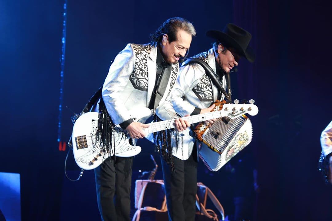 Un año después, Los Tigres del Norte fueron una de las agrupaciones que lograron convocar a 70 mil asistentes del Vive Latino para escuchar sus clásicos norteños como "La Puerta Negra", "Contrabando y Traición" y "Golpes En El Corazón", entre otros.