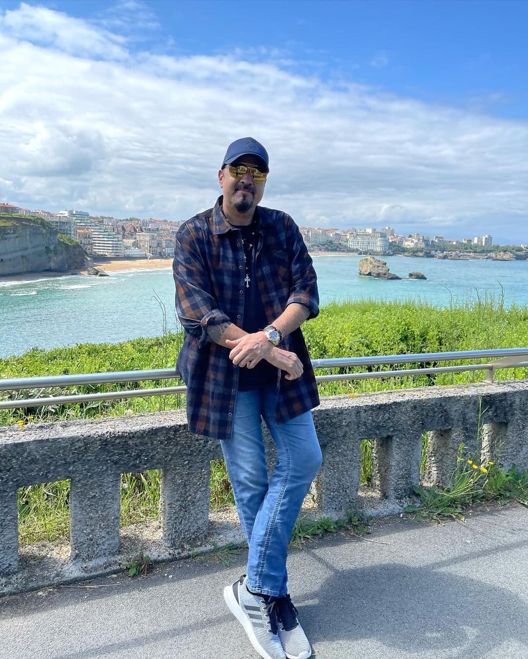 Pepe Aguilar posó en Biarritz, Francia.